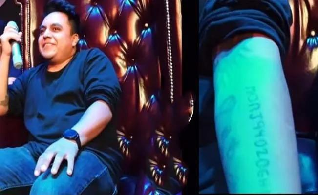Por un gran motivo, un joven se tatúa su CURP y se equivoca en los números