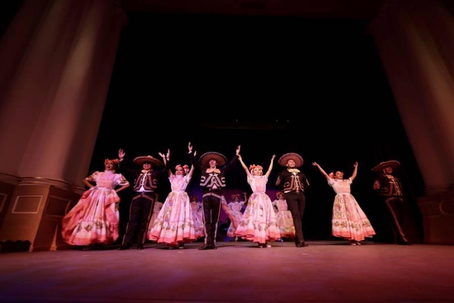 Estreno del programa de danza folklórica raíz chichimeca en el Teatro Xicohténcatl 