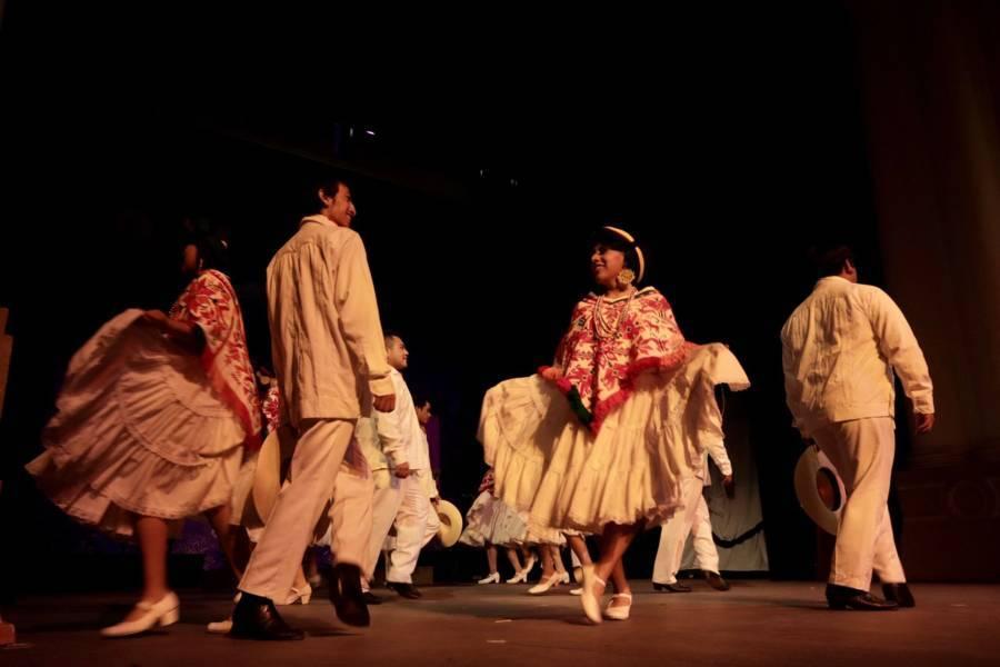 Estreno del programa de danza folklórica raíz chichimeca en el Teatro Xicohténcatl 