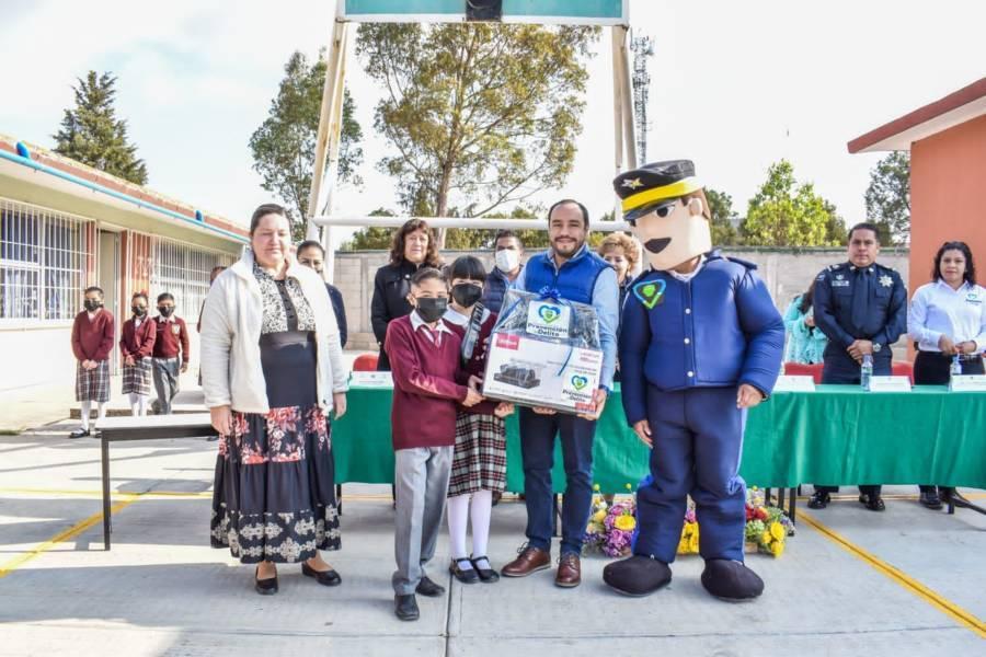 Entregan cámaras de vigilancia en escuela Primaria Niños Héroes de Apizaco