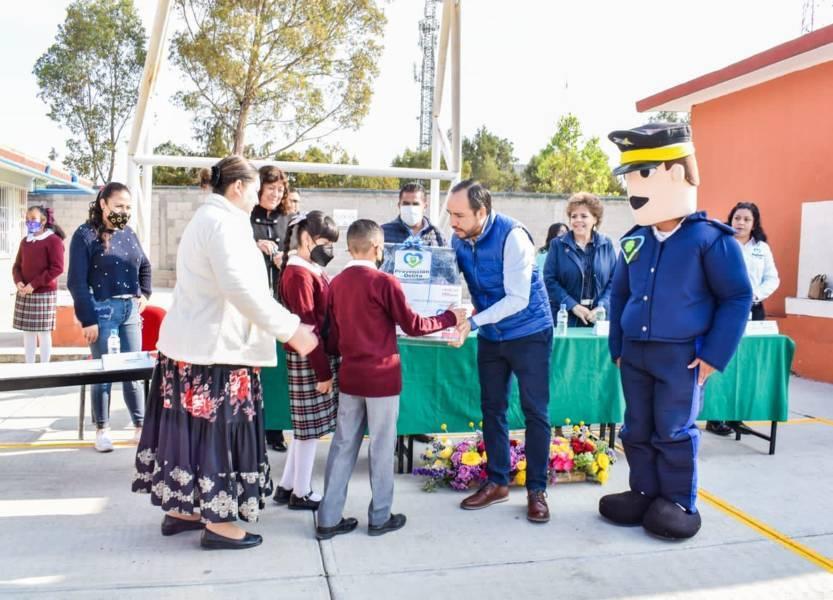 Entregan cámaras de vigilancia en escuela Primaria Niños Héroes de Apizaco