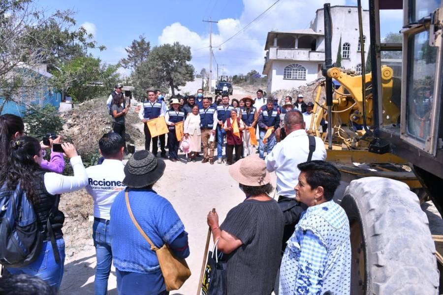 Ángelo Gutiérrez da banderazo de obra para la construcción de pavimento de la calle J. Ortiz 