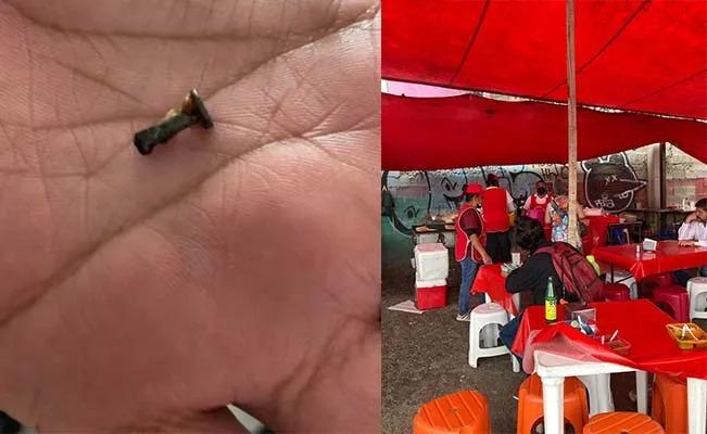 Una mujer exhibe a un establecimiento de venta de barbacoa por dejarla chimuela
