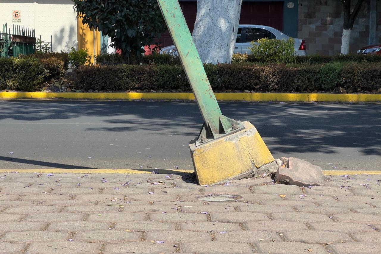 Riesgo latente: Una lámpara a punto de colapsar en Avenida Mariano Sánchez