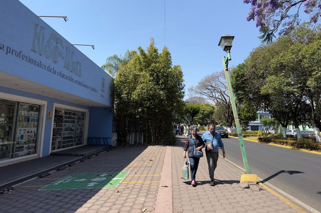 Riesgo latente: Una lámpara a punto de colapsar en Avenida Mariano Sánchez