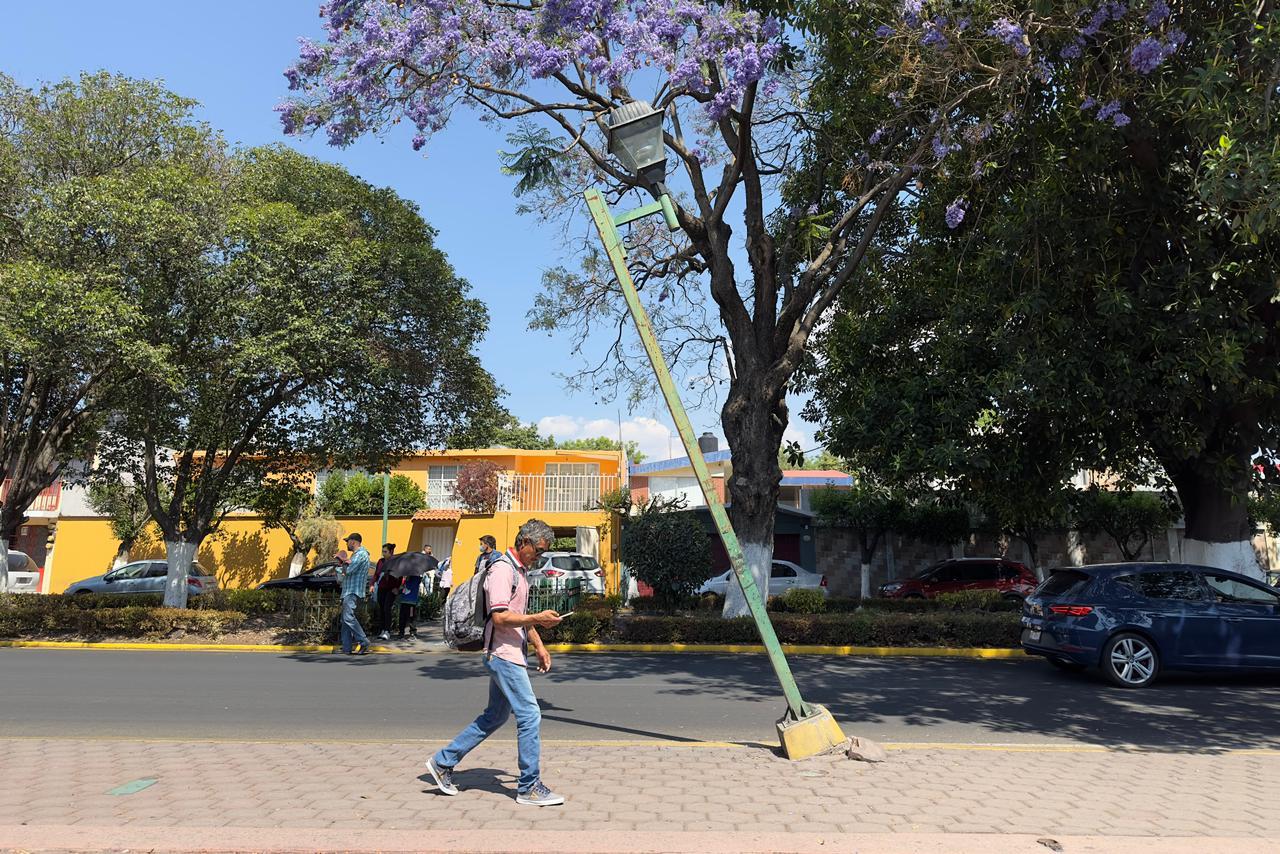 Riesgo latente: Una lámpara a punto de colapsar en Avenida Mariano Sánchez