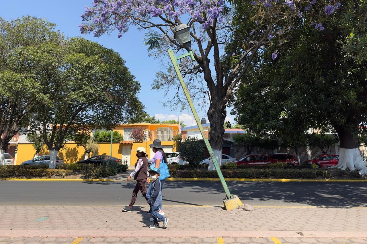 Riesgo latente: Una lámpara a punto de colapsar en Avenida Mariano Sánchez