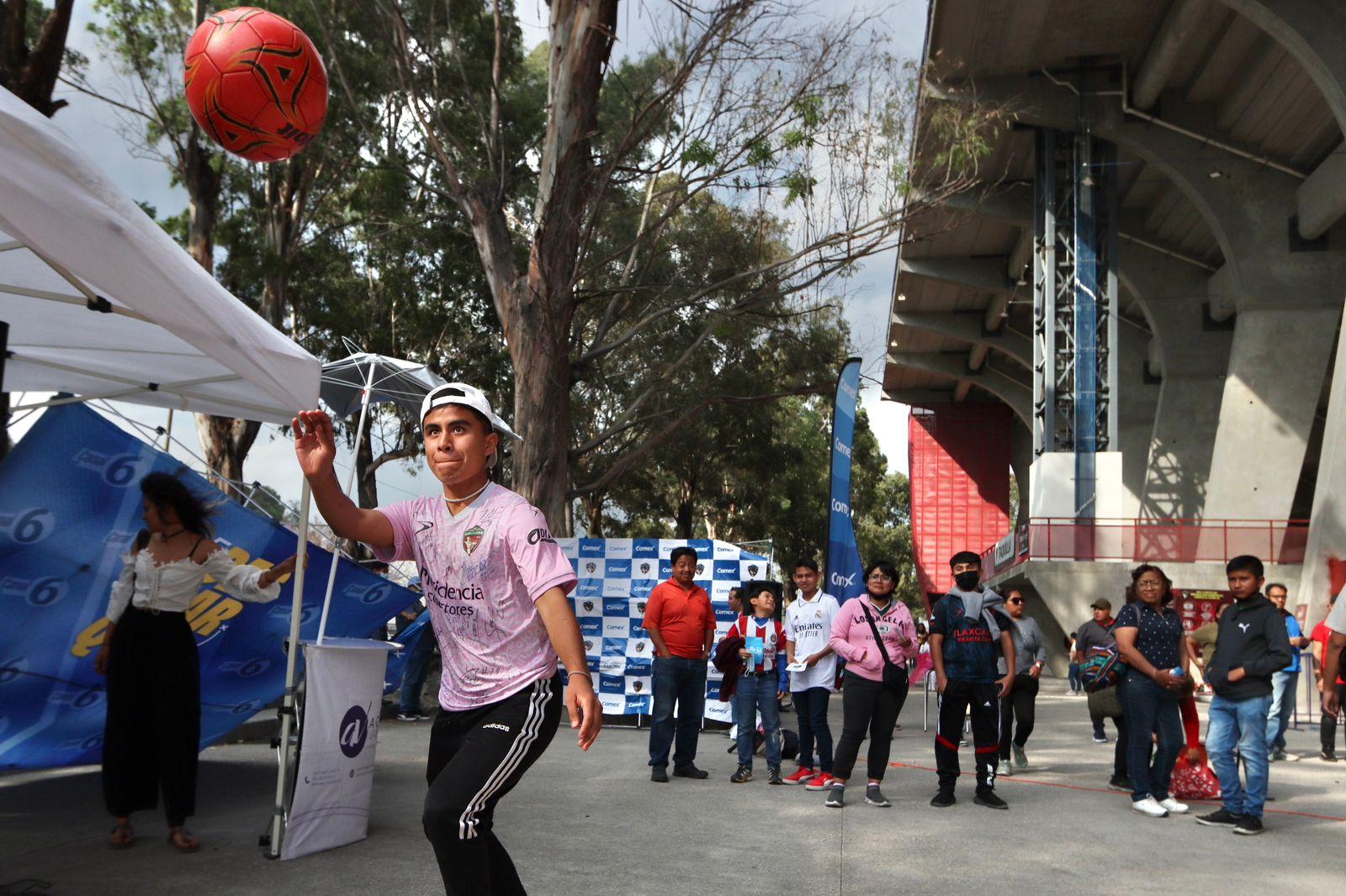 Aficionados disfrutan de las actividades previas al partido de fútbol de Coyotes F.C.