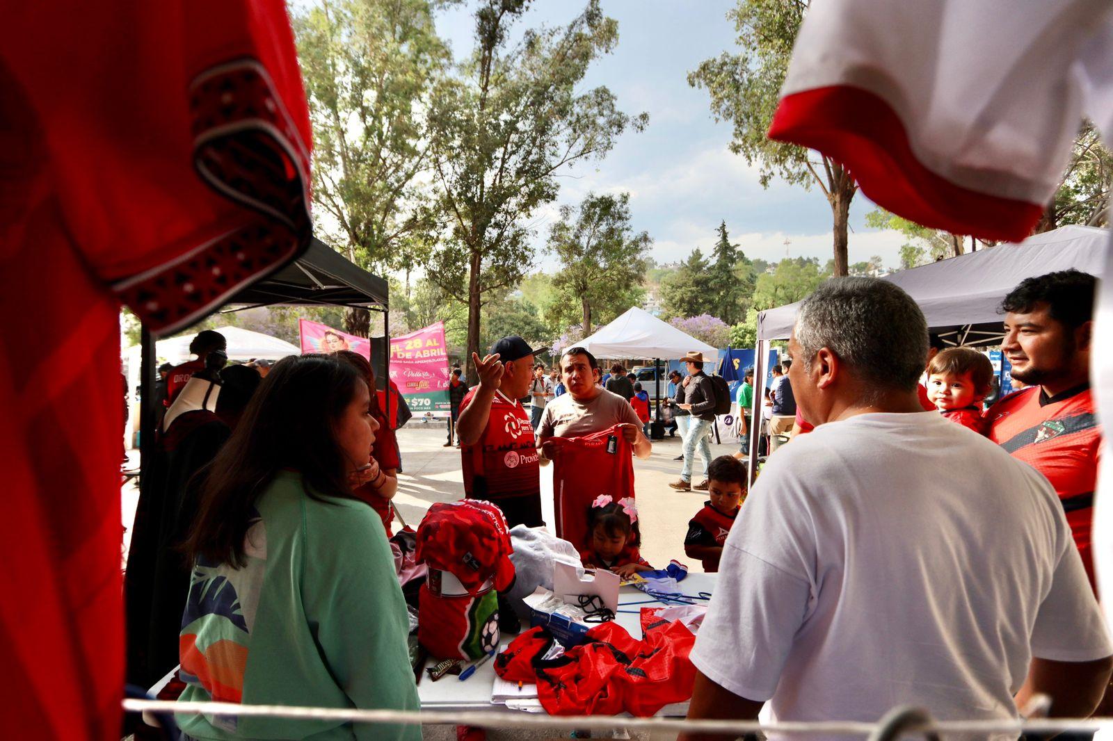 Aficionados disfrutan de las actividades previas al partido de fútbol de Coyotes F.C.
