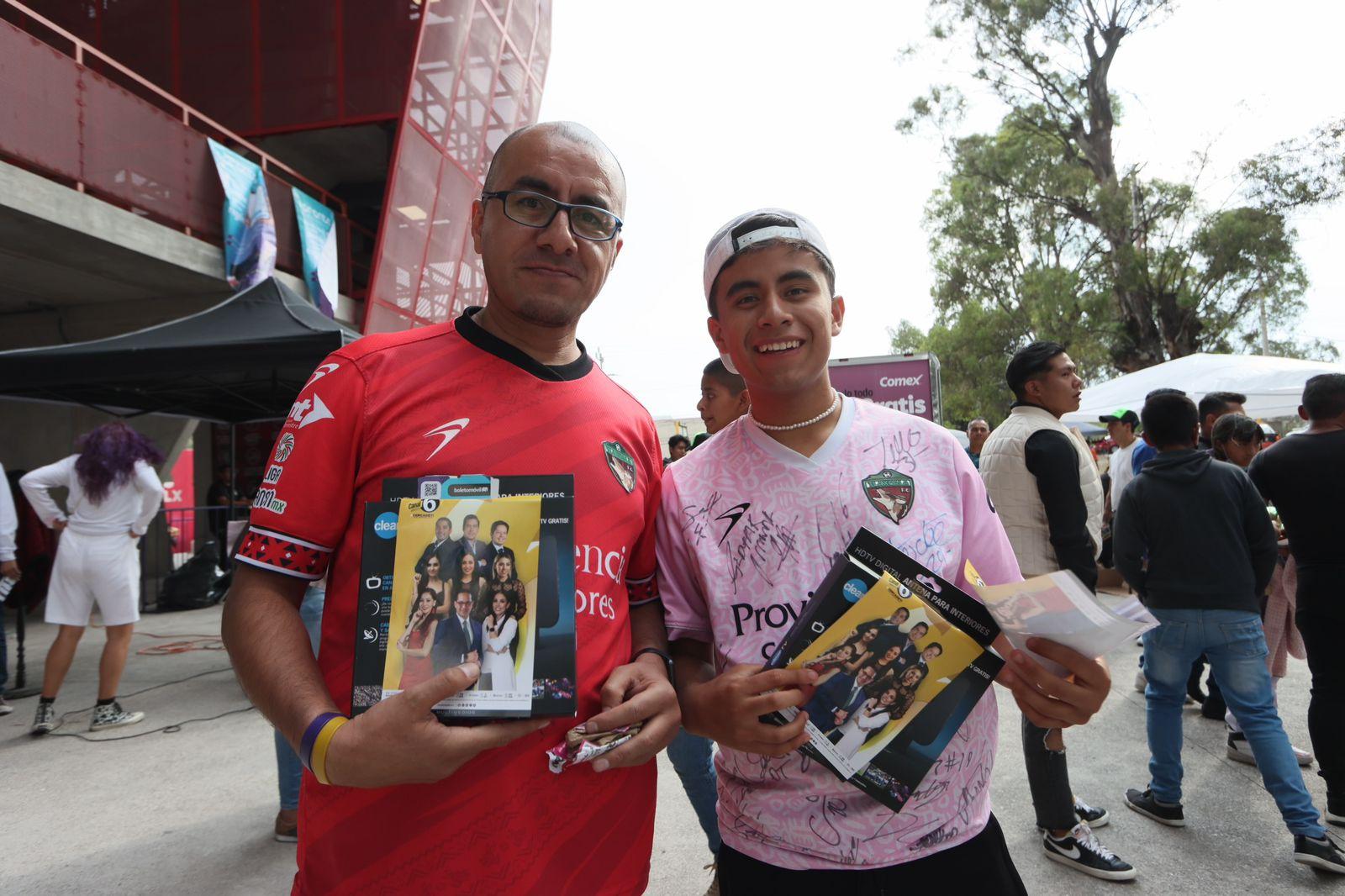Aficionados disfrutan de las actividades previas al partido de fútbol de Coyotes F.C.