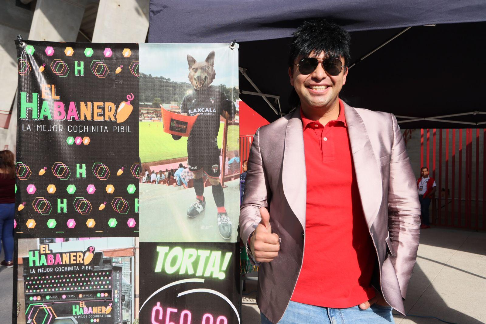 Aficionados disfrutan de las actividades previas al partido de fútbol de Coyotes F.C.