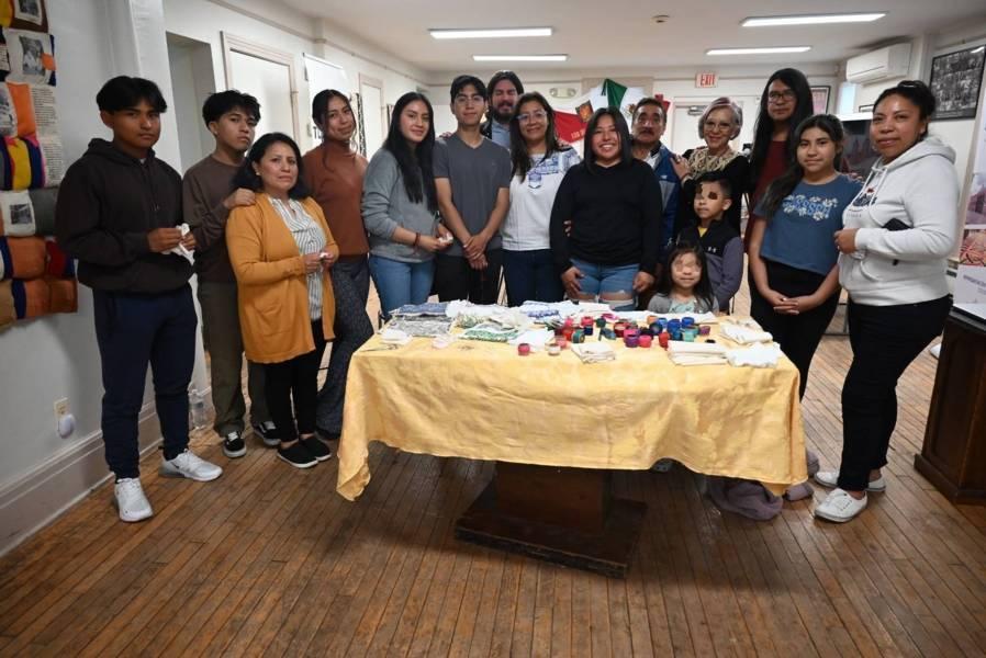 Aprenden migrantes tlaxcaltecas técnica de pepenado y creación de tintes naturales