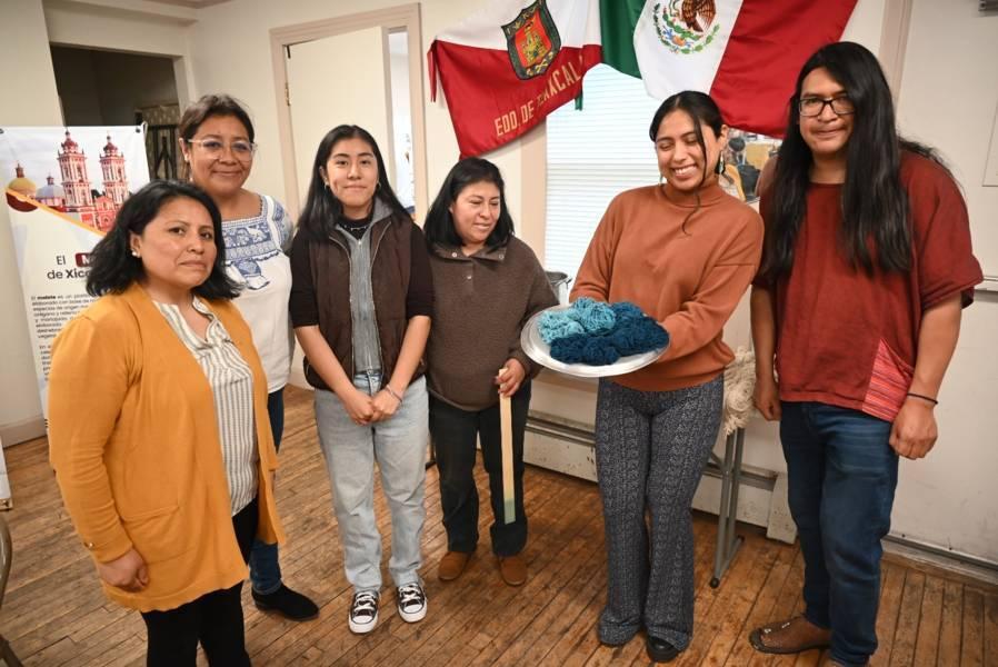 Aprenden migrantes tlaxcaltecas técnica de pepenado y creación de tintes naturales