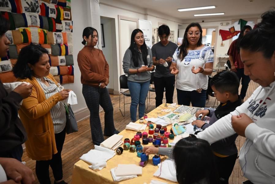 Aprenden migrantes tlaxcaltecas técnica de pepenado y creación de tintes naturales