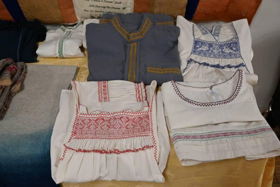 Aprenden migrantes tlaxcaltecas técnica de pepenado y creación de tintes naturales