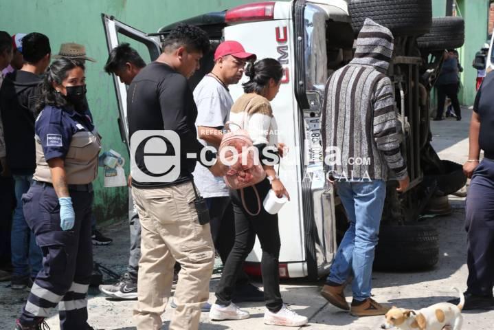 Seis personas resultan lesionadas tras volcar su camioneta sobre la autopista Tlaxcala-Apizaco en la zona de El Trébol