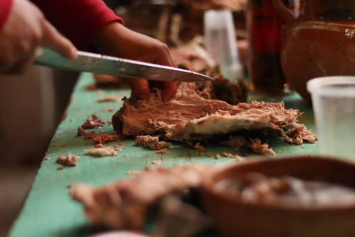  Asisten decenas de pobladores al tradicional mole prieto del barrio de la Soledad 