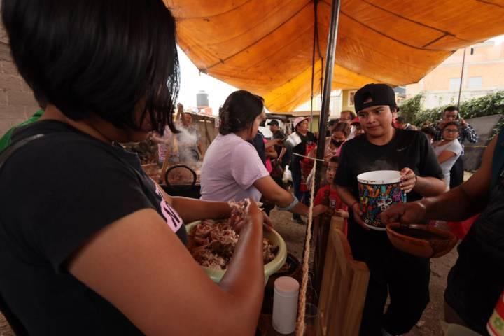  Asisten decenas de pobladores al tradicional mole prieto del barrio de la Soledad 