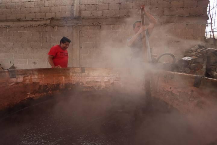  Asisten decenas de pobladores al tradicional mole prieto del barrio de la Soledad 