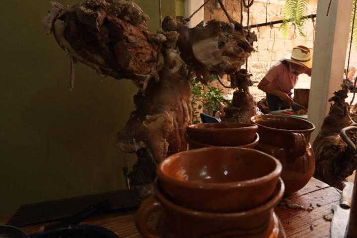  Asisten decenas de pobladores al tradicional mole prieto del barrio de la Soledad 