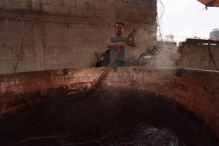  Asisten decenas de pobladores al tradicional mole prieto del barrio de la Soledad 