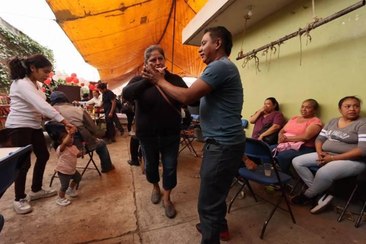  Asisten decenas de pobladores al tradicional mole prieto del barrio de la Soledad 
