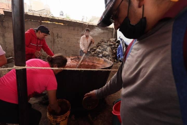  Asisten decenas de pobladores al tradicional mole prieto del barrio de la Soledad 