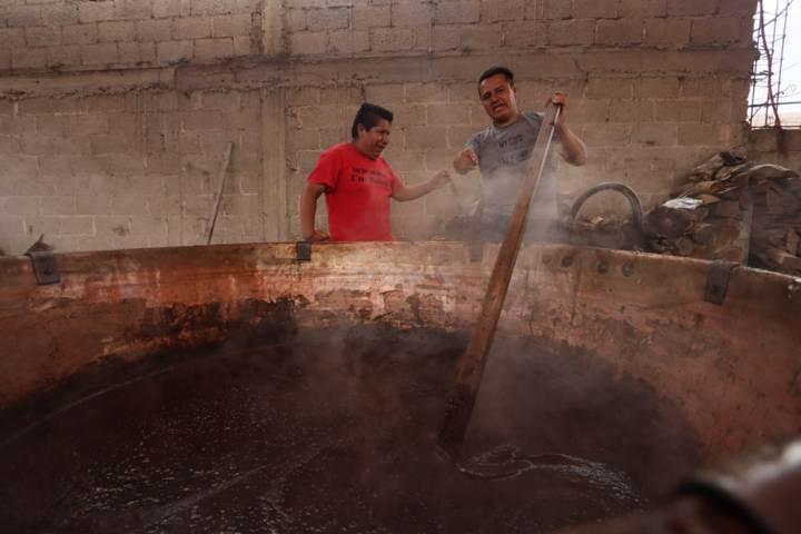  Asisten decenas de pobladores al tradicional mole prieto del barrio de la Soledad 