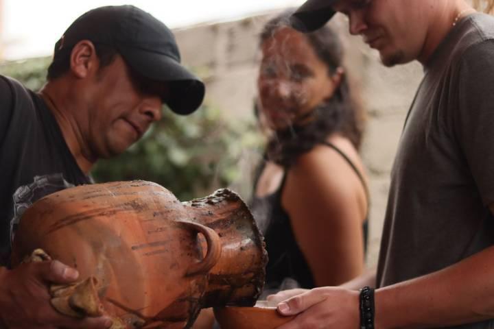  Asisten decenas de pobladores al tradicional mole prieto del barrio de la Soledad 