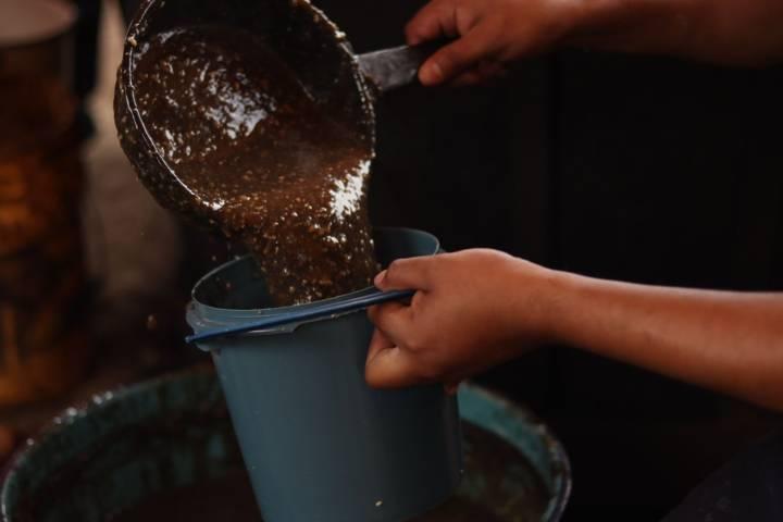  Asisten decenas de pobladores al tradicional mole prieto del barrio de la Soledad 