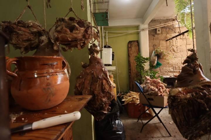  Asisten decenas de pobladores al tradicional mole prieto del barrio de la Soledad 