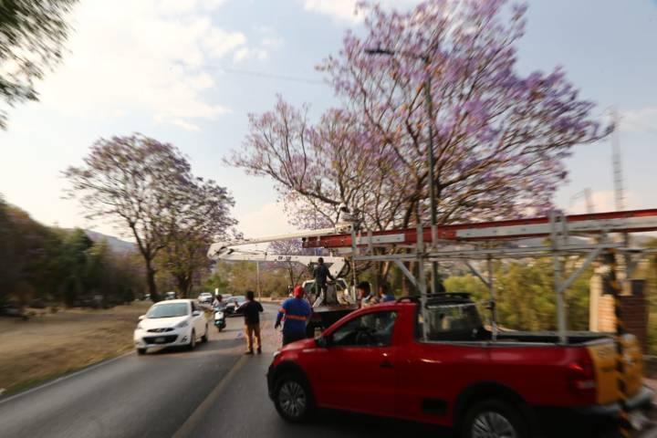 Cierran intermitentemente la avenida Puebla por trabajos de alumbrado 