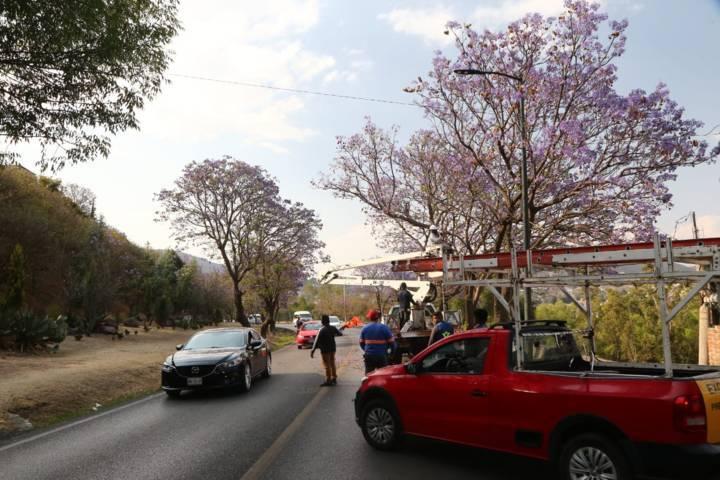 Cierran intermitentemente la avenida Puebla por trabajos de alumbrado 