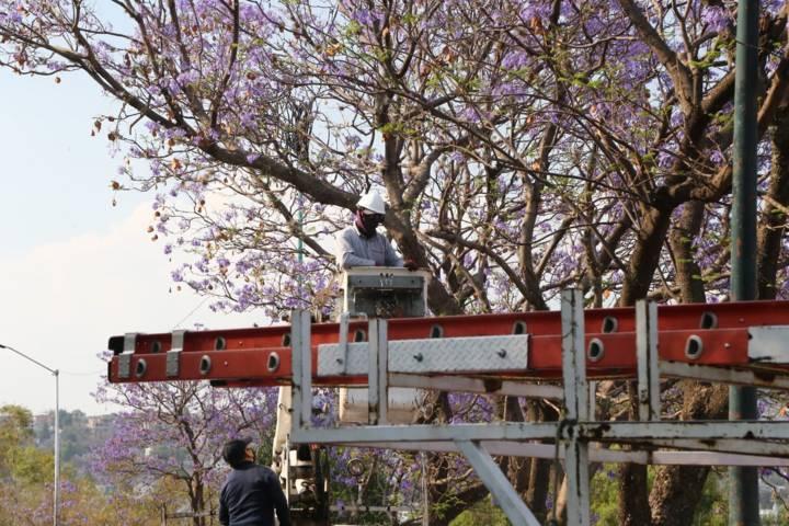 Cierran intermitentemente la avenida Puebla por trabajos de alumbrado 