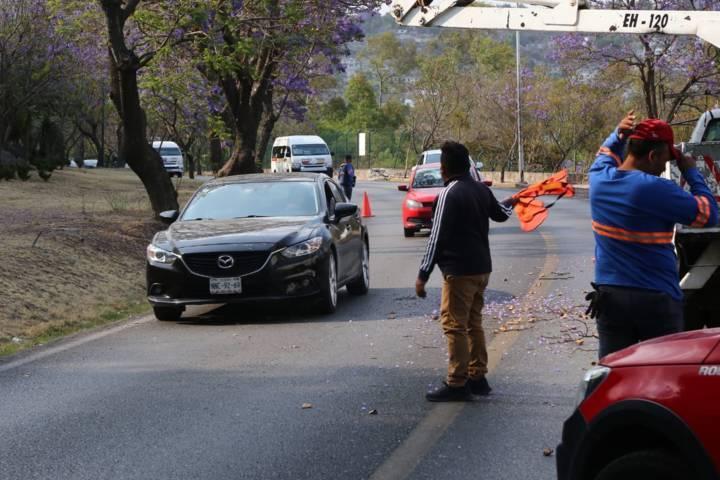 Cierran intermitentemente la avenida Puebla por trabajos de alumbrado 
