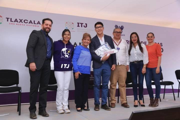 Entregó Gobernadora 100 becas a jóvenes “Tlaxcaltecas por el mundo”