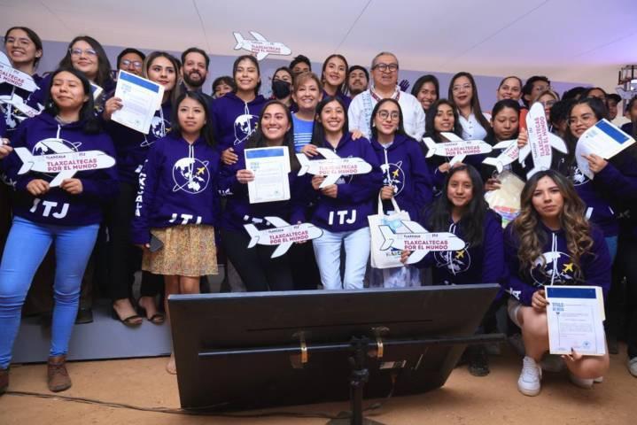 Entregó Gobernadora 100 becas a jóvenes “Tlaxcaltecas por el mundo”