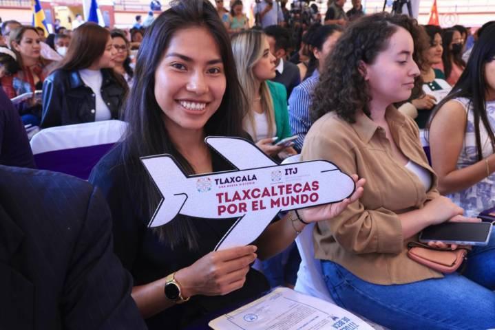 Entregó Gobernadora 100 becas a jóvenes “Tlaxcaltecas por el mundo”