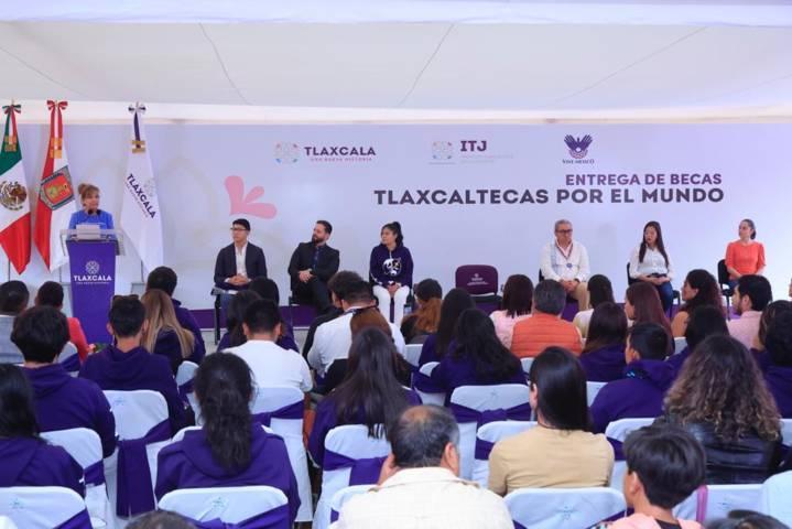 Entregó Gobernadora 100 becas a jóvenes “Tlaxcaltecas por el mundo”