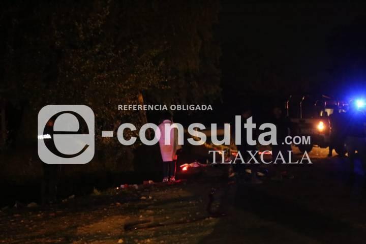 Muere motociclista tras derrapar en Nativitas; otro hombre resulta lesionado 