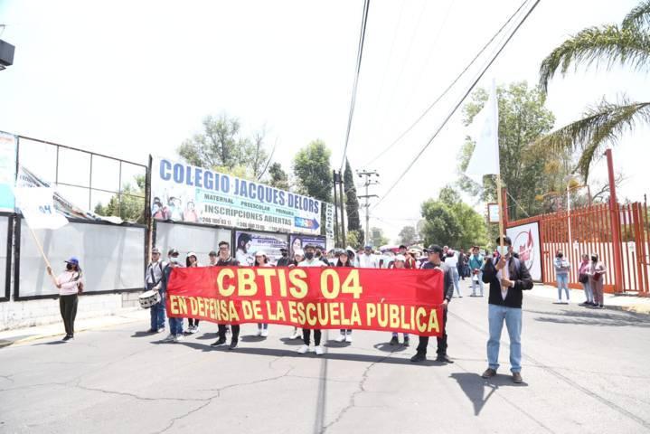 Se manifiestan alumnos y docentes en exigencia de mejora en infraestructura 