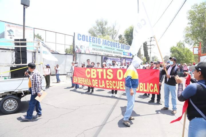 Se manifiestan alumnos y docentes en exigencia de mejora en infraestructura 