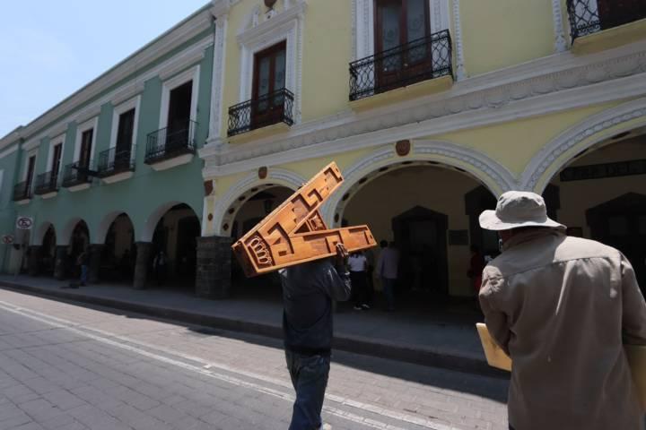 Retiran letras de monumentales de Tlaxcala ante la amenaza de manifestantes 