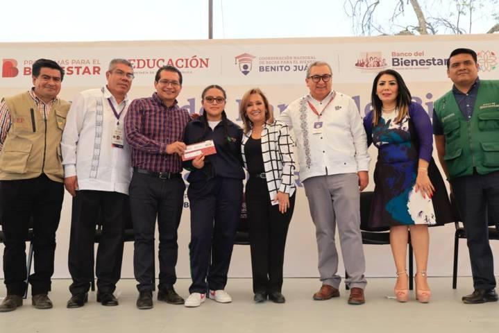 Encabezó Gobernadora entrega de tarjetas becas “Benito Juárez” en Chiautempan 