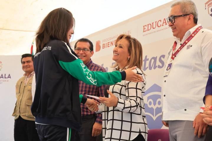 Encabezó Gobernadora entrega de tarjetas becas “Benito Juárez” en Chiautempan 
