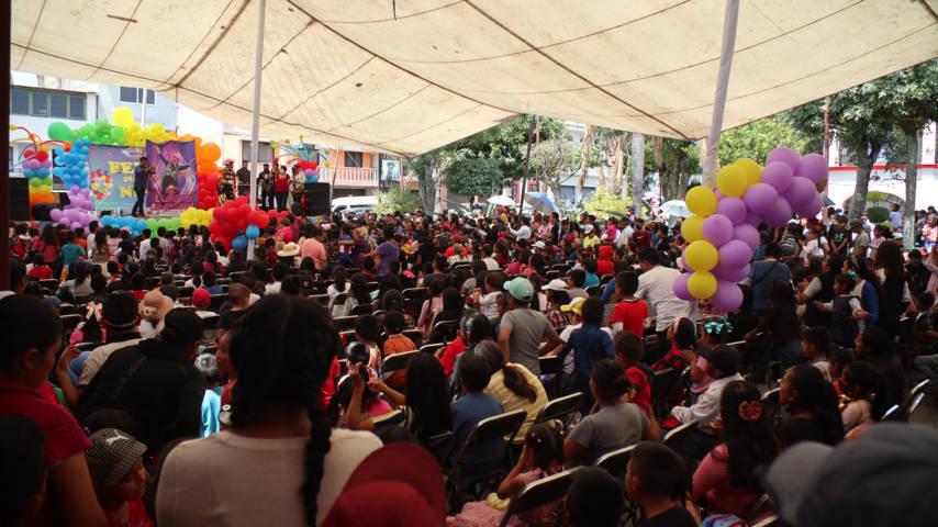 Niñas y niños derraman alegría y felicidad durante festejo en Papalotla 