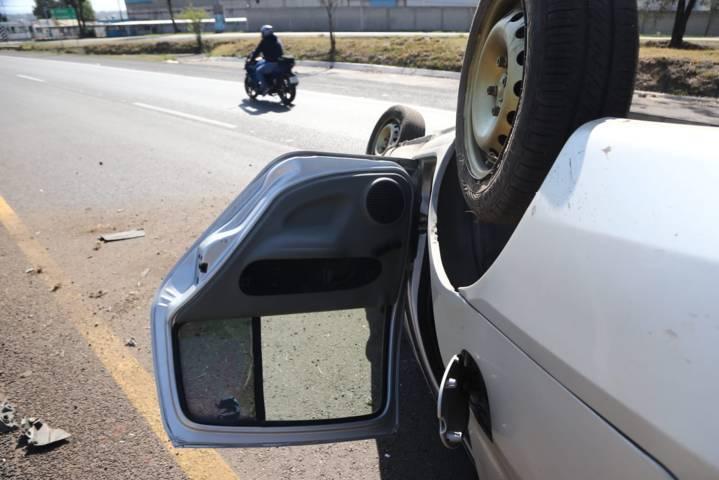 Abandonan platina volcado en la Tlaxcala-Apizaco, zona Yauhquemehcan