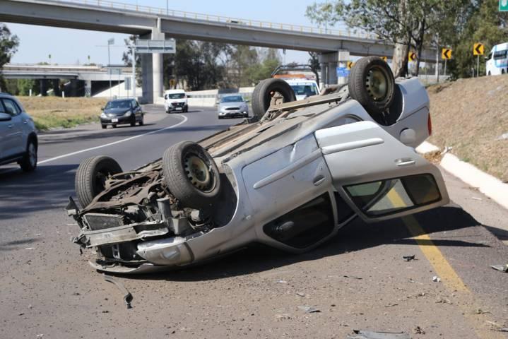 Abandonan platina volcado en la Tlaxcala-Apizaco, zona Yauhquemehcan