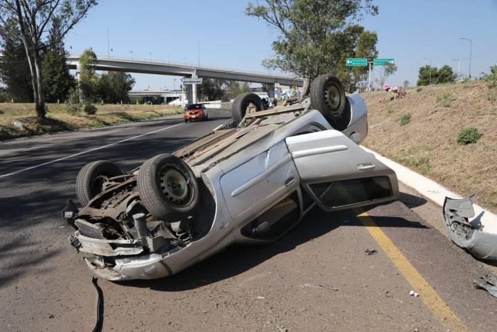 Abandonan platina volcado en la Tlaxcala-Apizaco, zona Yauhquemehcan