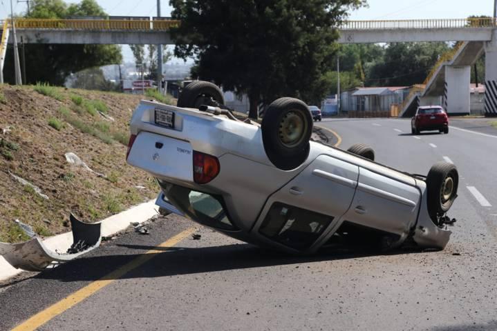 Abandonan platina volcado en la Tlaxcala-Apizaco, zona Yauhquemehcan